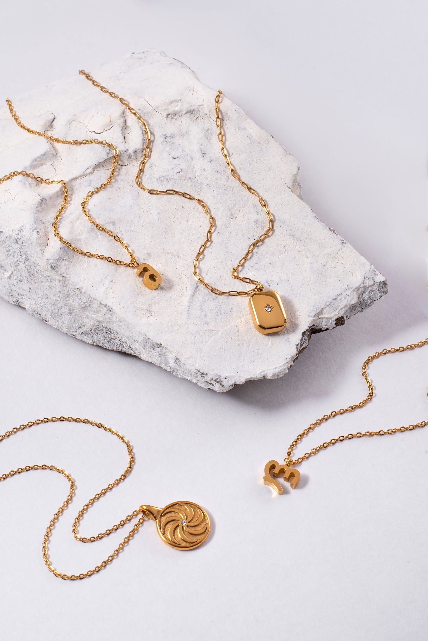 Rectangular necklace with crystal